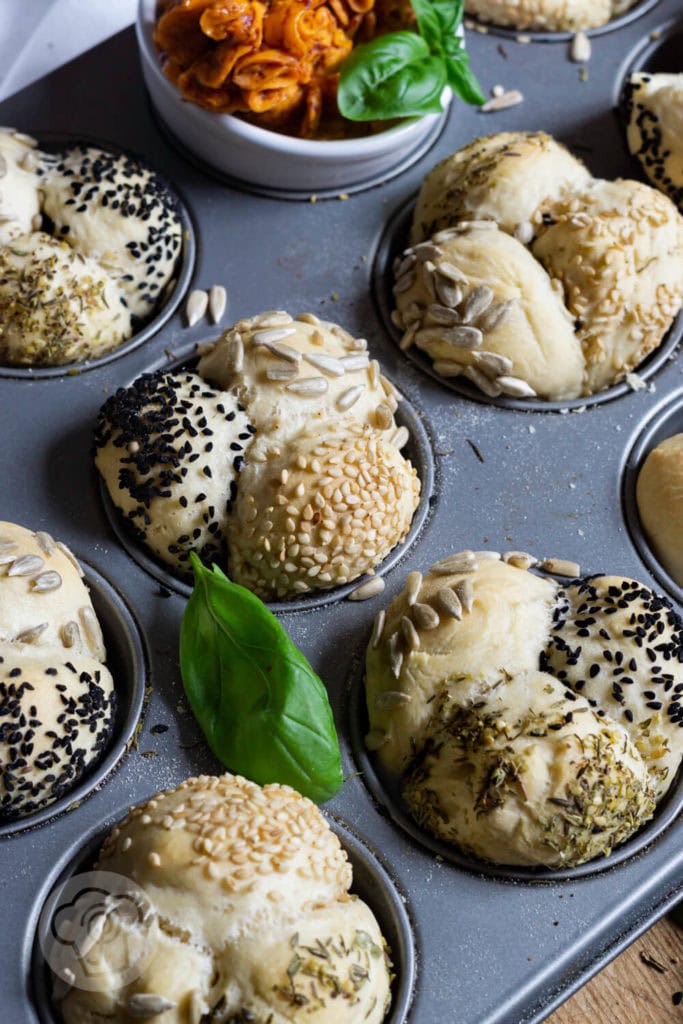 Monkey Bread Muffins 2 Rezept zum Backen. Herzhafte Monkey Bread Muffins mit Saaten. Perfekt zum Grillen oder wenn Gäste kommen. Diese Brötchen musst du ausprobieren. Küchentraum & Purzelbaum