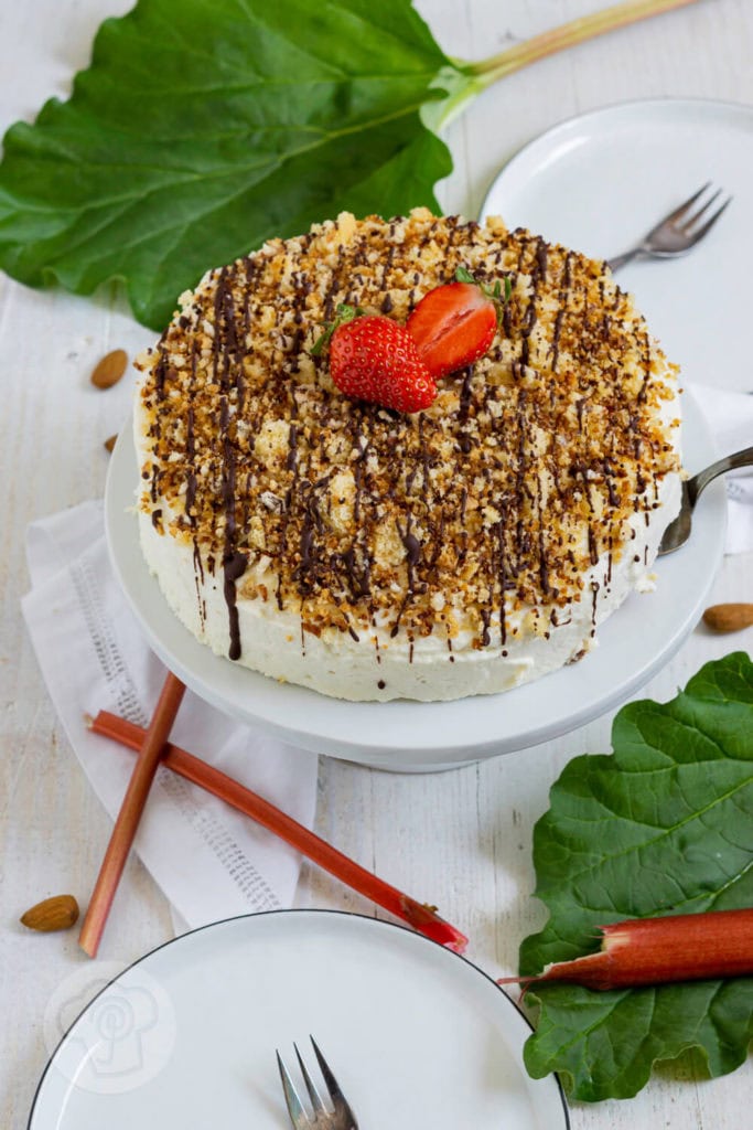 Rhabarbertorte mit Streuseln 2 Rezept zum Backen. Rhabarbertorte mit Streuseln. Tolle Kombination aus säuerlichem Rhabarber und luftigem Biskuit und Sahne. Getoppt von knusprigen Streuseln. Diese Rhabarberstreuseltorte musst du probieren. Küchentraum & Purzelbaum