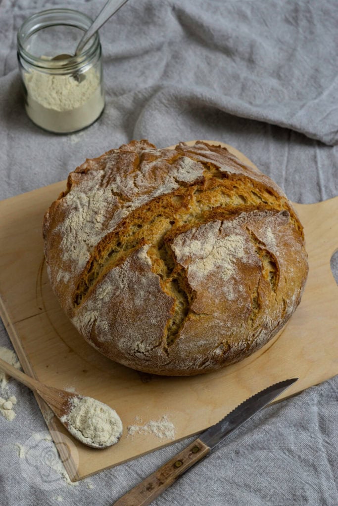Pane di grano duro als Topfbrot 2 Pane di grano duro (italienischen Hartweizenbrot) - Brotlaib auf Holzbrett