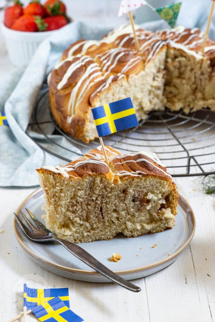Zimtschneckenkuchen 5 Zimtschneckenkuchen - Kuchenstück auf einer Teller mit Gabel
