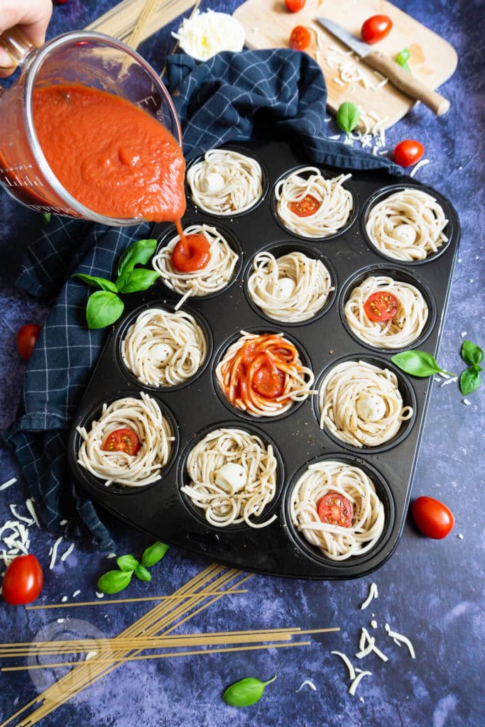 Einfache Spaghetti Muffins 2 Spaghetti Muffins ungebacken im Muffinblech