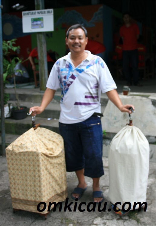 Om Yuli seusai gantang GB di Kontes Papburi Om Yuli seusai gantang GB di Kontes Papburi