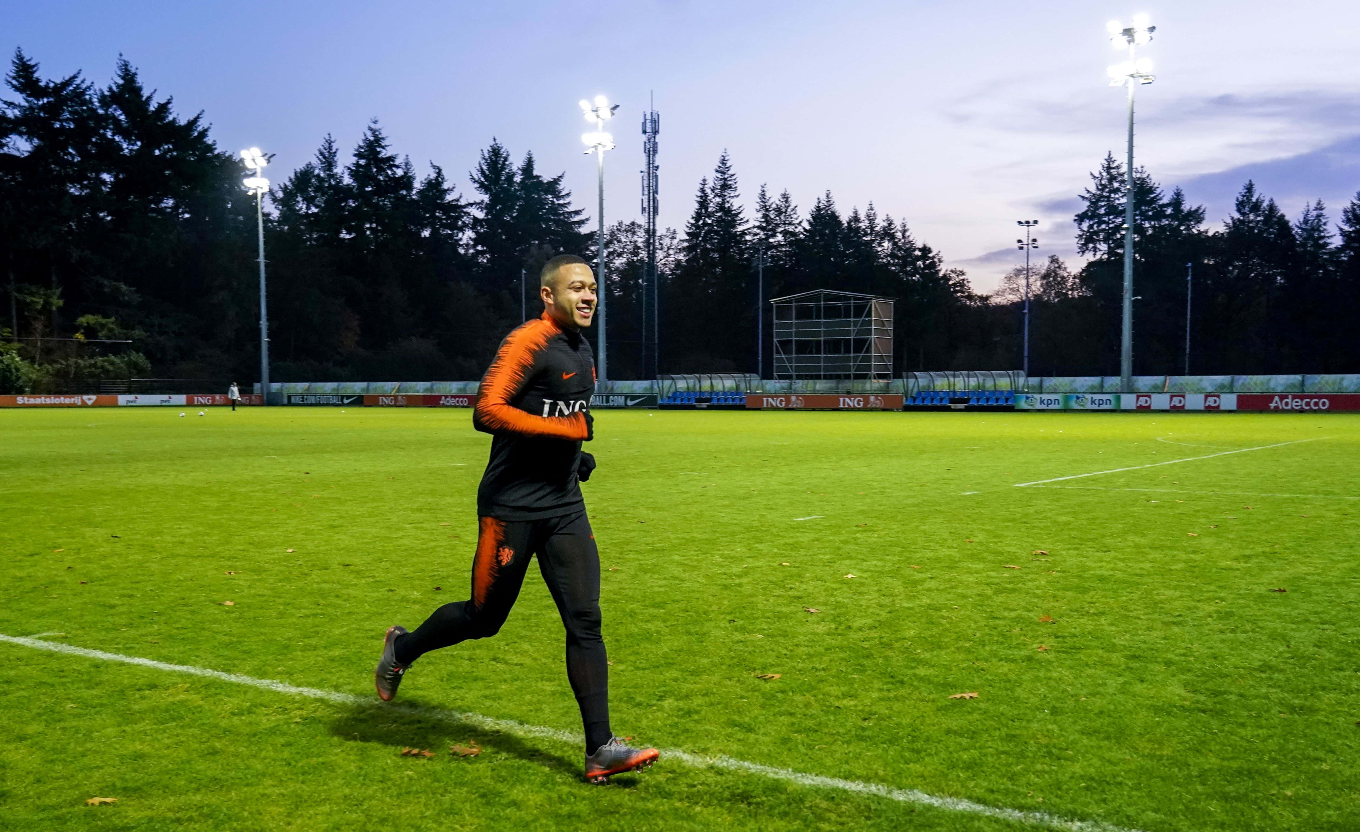 Depay's Barcelona move off? (Photo by Jerry Lampen/ANP/AFP via Getty Images)
