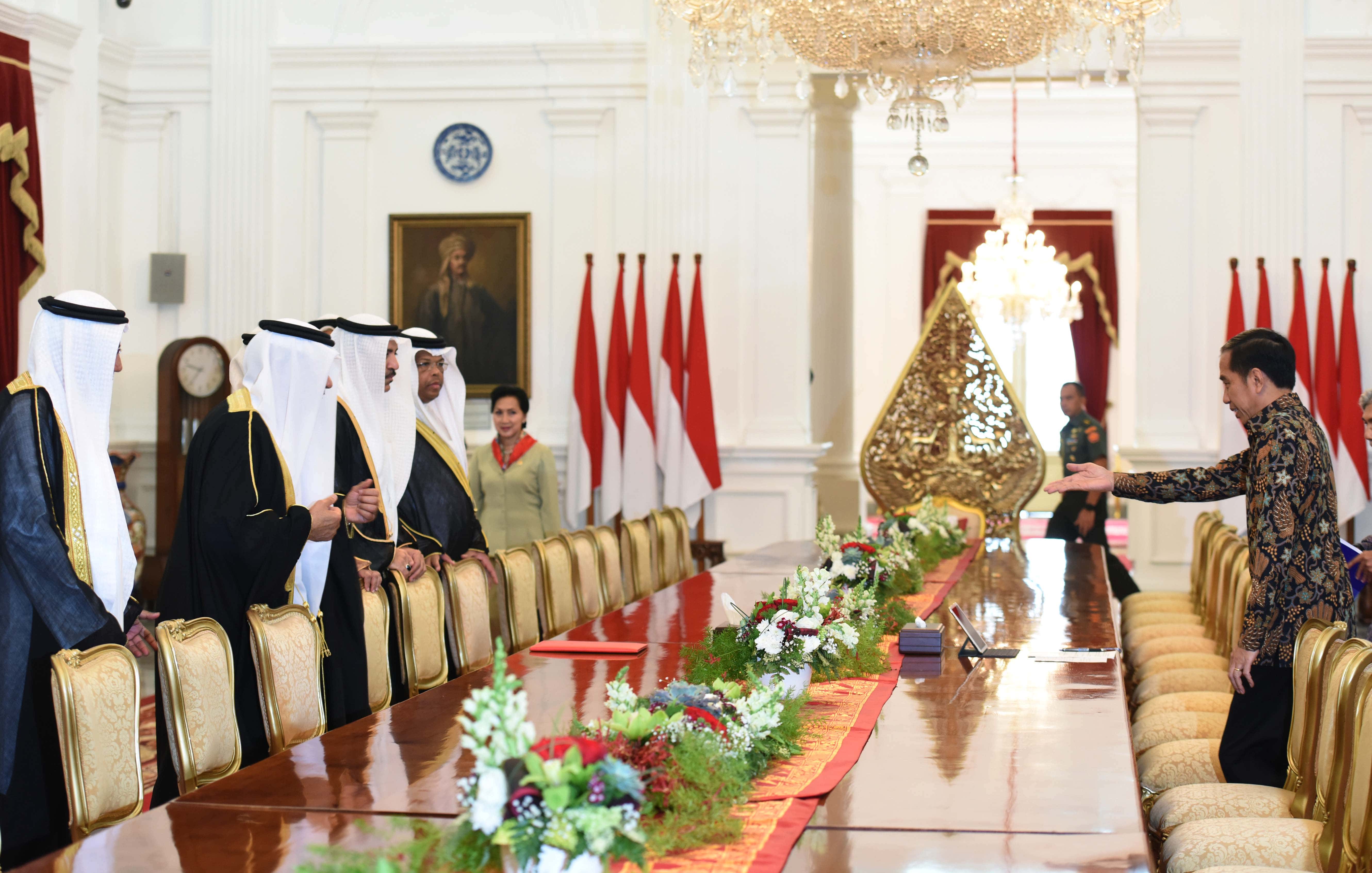 President Jokowi meets with members of Bahrain Parliament at the Merdeka Palace, Jakarta, Friday (31/3). (Photo by: Public Relations Division/Jay)