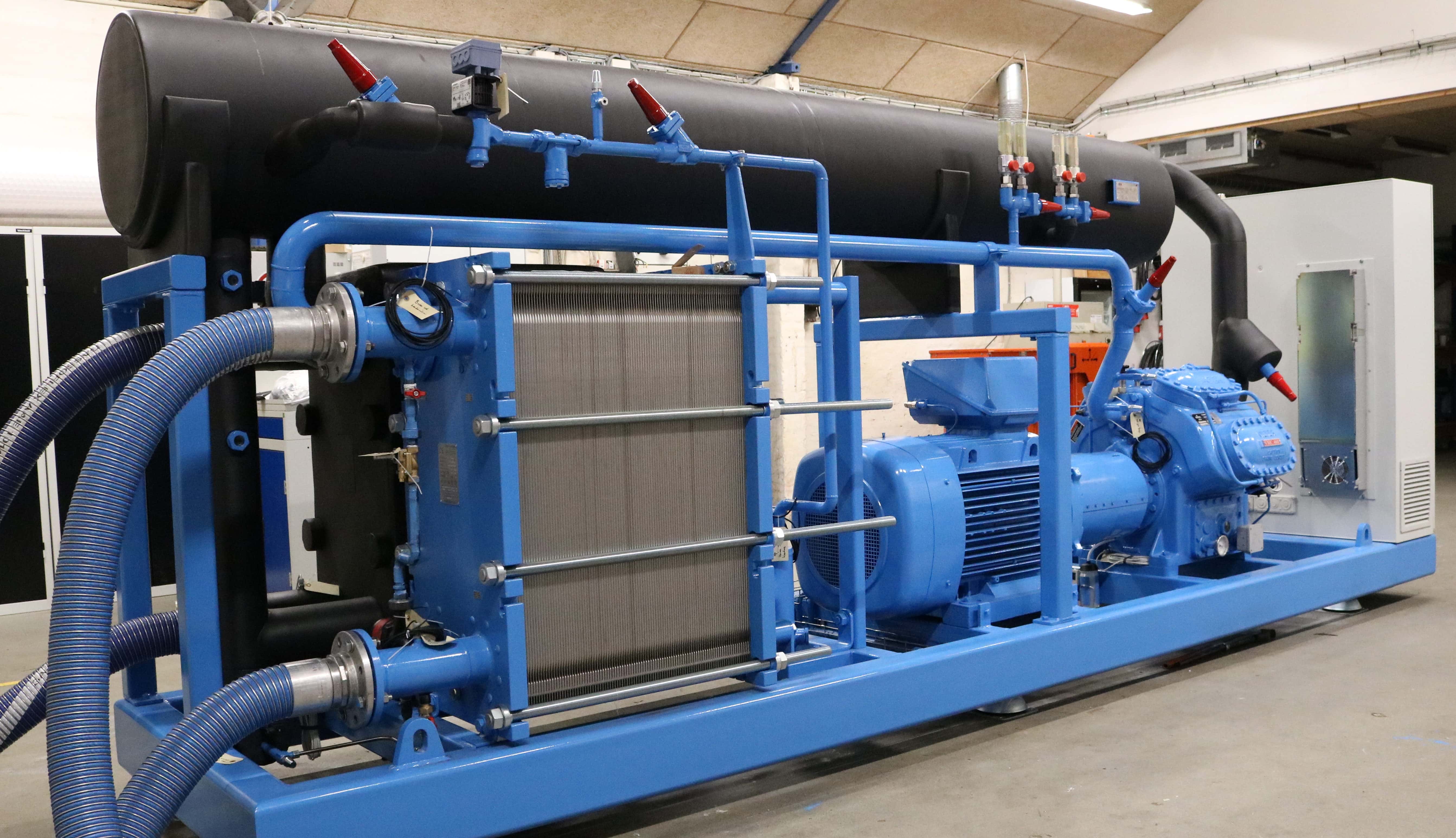 Water cooled ammonia chiller will black evaporator lagging for service, maintenance and repair