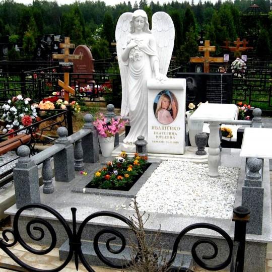 Фото на мраморном памятнике