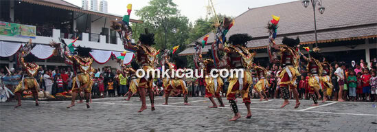 Hiburan tari kuda lumping.
