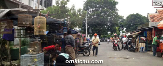 Pedagang omprokan masih berjualan di pinggir jalan.