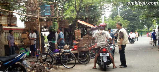 Pemkot Solo akan memindahkan pedagang omprokan di belakang pasar, setelah pembangunan tahap kedua selesai.