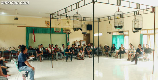 Digelar di dalam ruangan, suasana lomba seperti sidang.