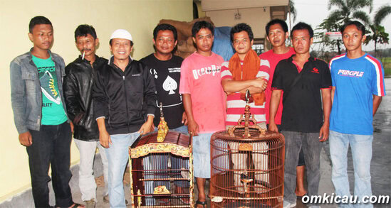 Pak Cipto (kopyah putih) bersama kru Aksi BF Kartasura: Sukses di cucakrawa, tledekan, dan murai batu.