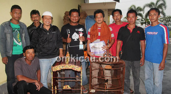 Sucopto (berpeci) bersama kru Aksi Kartasura dan MB New Firdaus.