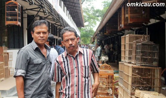 Ketua IKPS Solo Suwarjono dan Mardi di depan deretan kios.