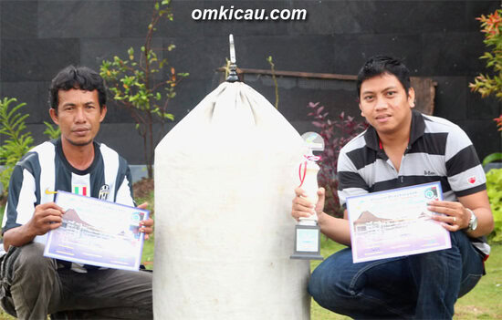 Cak Safiri (kiri) dan Angga: Kacer Sakral tetap "woowww..."