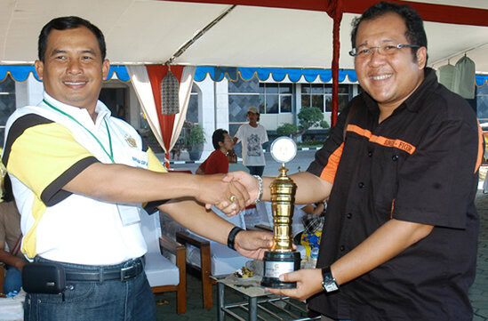 Mr Baim (kanan) ketika menerima trofi atas kemenangan AM Raja Langit di Kapolda Jatim Cup (2011).