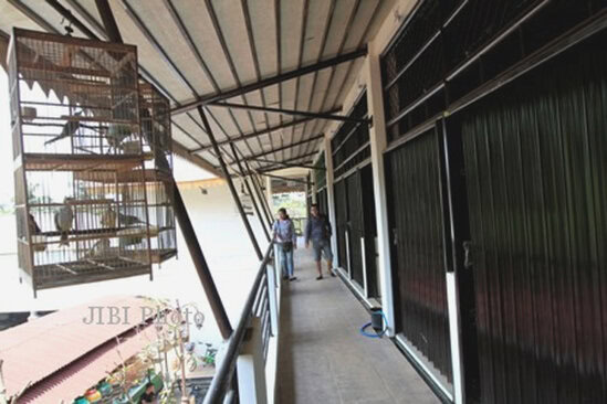 SEPI: Suasana lantai II Taman Pasar Burung Depok yang sunyi-sepi. (Foto: Solo Pos)