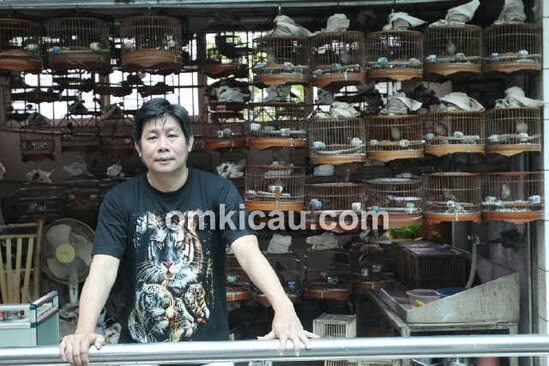Om Herry ketika mengunjungi Pasar Burung Guangzou, China.