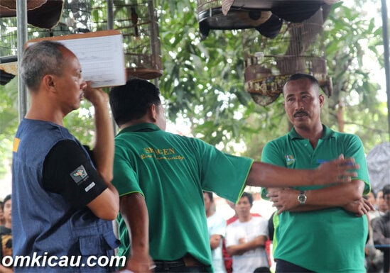 Narto (kanan) mengawal penilaian lomba.