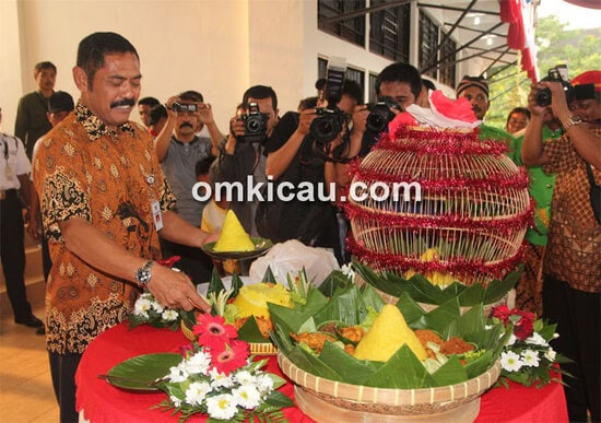 Pemotongan tumpeng oleh Wali Kota Solo FX Hadi Rudyatmo.