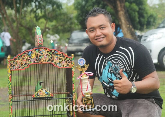 Helmy Asalvo dan cucak hijau Anak Haram