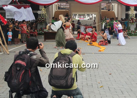 Tari pembuka bertajuk Umbul Donga Pasar Depok.