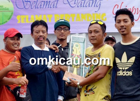 Pungky, mewakili H Rihan Varisa (Kalsel), menerima trofi juara umum single fighter.