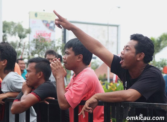 Supri, Ari, dan Bathang terus mendukung murai batu New Firdaus (Aksi BF).