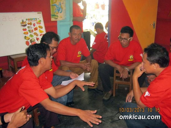 Para juri melakukan briefing sebelum lomba.