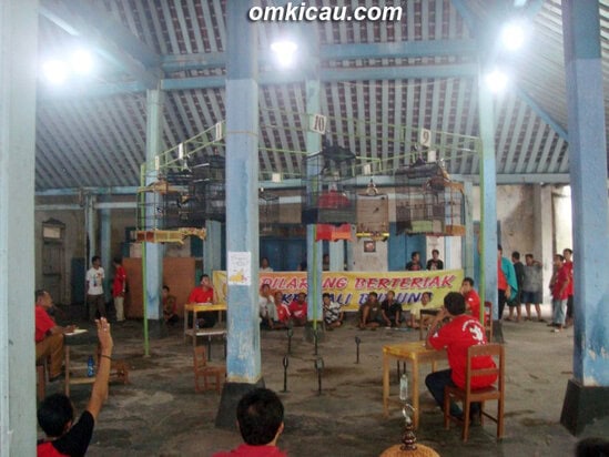 Arena lomba yang semi-indoor membuat peserta lebih nyaman.