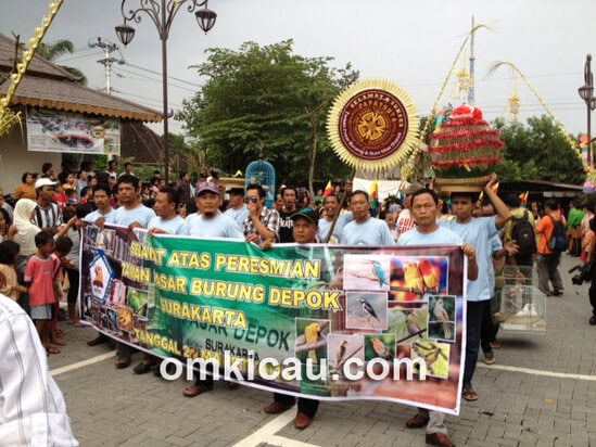 Rombongan pedagang burung pun ikut kirab.