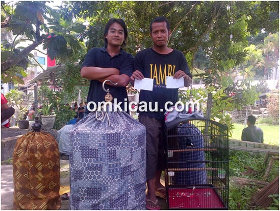 Dua kru mendampingi Senpi usai juara di Taman Asoka Jambi, hari ini.
