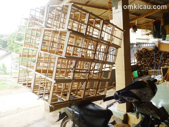 Suta, perajin sangkar burung