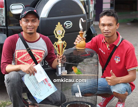 Om Yusak dan lovebird D'Bora