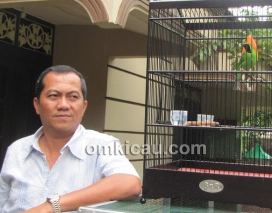 Mr Yayang, mantan pereli nasional, bersama cucak hijau Dahsyat.