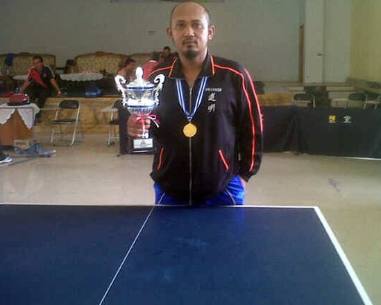 Om Didik ketika menjuarai turnamen tenis meja di Jambi.