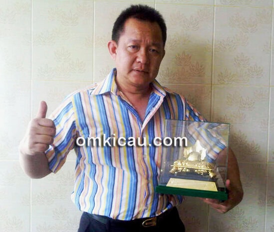 Mr Yayang dan trofi kemenangan Ratu Jagad.