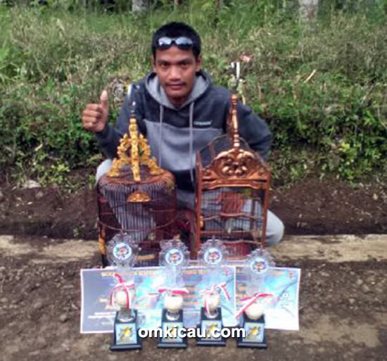Om Kris Kumis dan pleci Den Sinyo