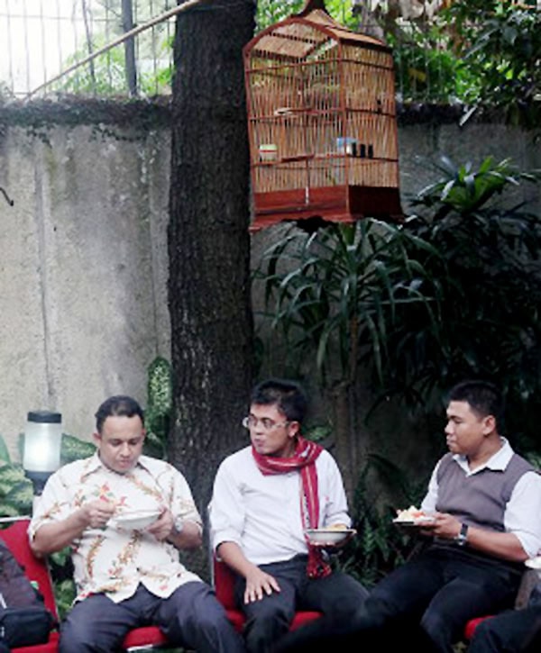 Anies Baswedan (kiri) bersama koleganya bersantai di rumah.