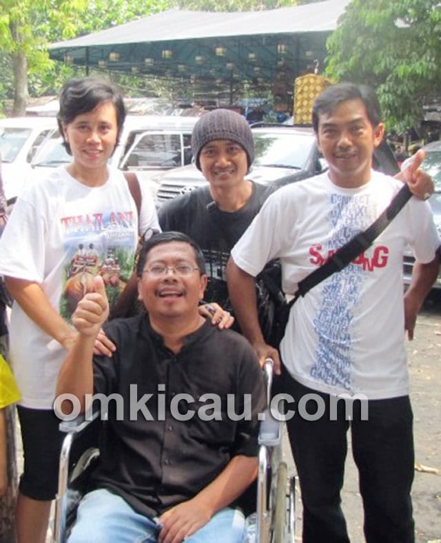 Om Helmy didampingi istri tercinta ke even Rajawali S3 BC di BSD Tangerang, Minggu (5/5).