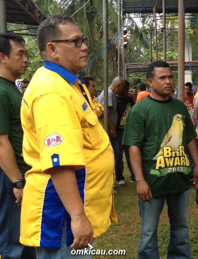 Bang Boy, bos BnR, pun sampai turun ke lapangan untuk menenangkan peserta.