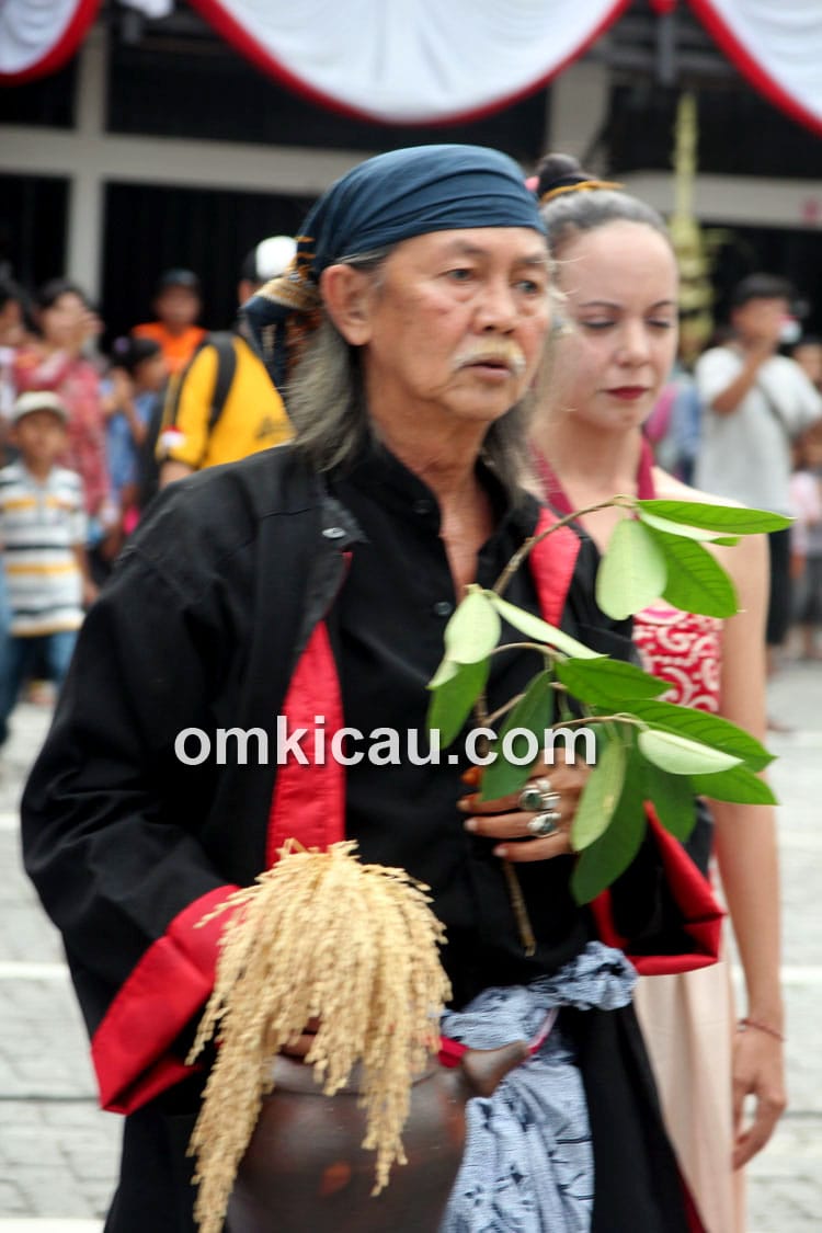Mbah Suprapto memimpin ritual tari pembuka.