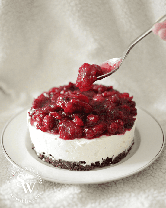 cranberry and orange christmas cheesecake being served