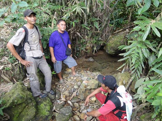 Alur – Sumber mata air, sbg tempat murai batu mandi dan minum, bebatuan dipinggirannya dijadikan tempat berjemur Alur – Sumber mata air, sbg tempat murai batu mandi dan minum, bebatuan dipinggirannya dijadikan tempat berjemur