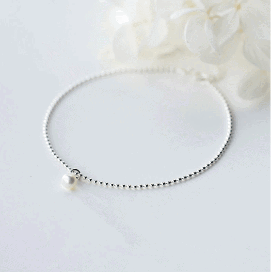 chic anklets in fashion
