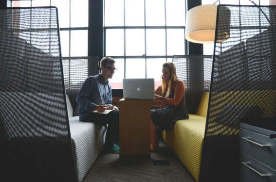Corporate Innovation Zwei Personen im Coworking