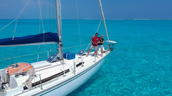 Une femme et un homme sur un bateau