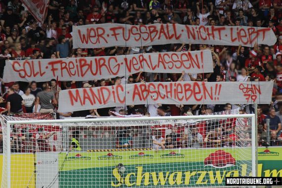 Fan-Aktion gegen die AfD im SC-Stadion.