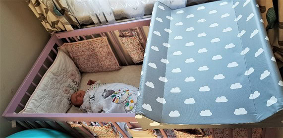 MoKee Mini Cot and Cot Changer