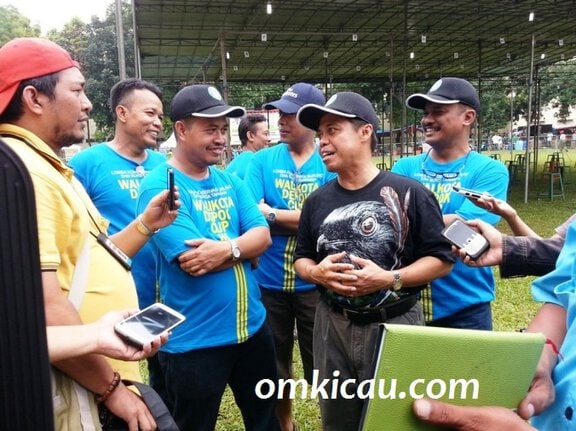 Didampingi Om Ari Suprawadi dan pengurus KM lain - Walikota Depok menjawab pertanyaan wartawan