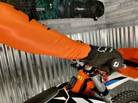 How to properly hold dirt bike throttle 3 correct dirt bike throttle hand postion while stopping